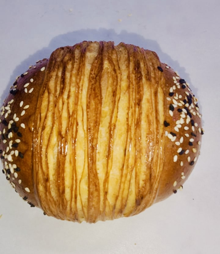 Bun saturn with Black and white sesame 75gr  (After Baking 70gr)