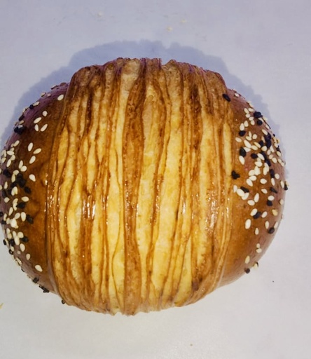 Bun Saturn with Black and white sesame 90gr (After Baking 85gr)